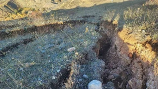 Yozgat'ta korkutan g�r�nt�: Tarlada derin yar�klar ve ��kmeler olu�tu
