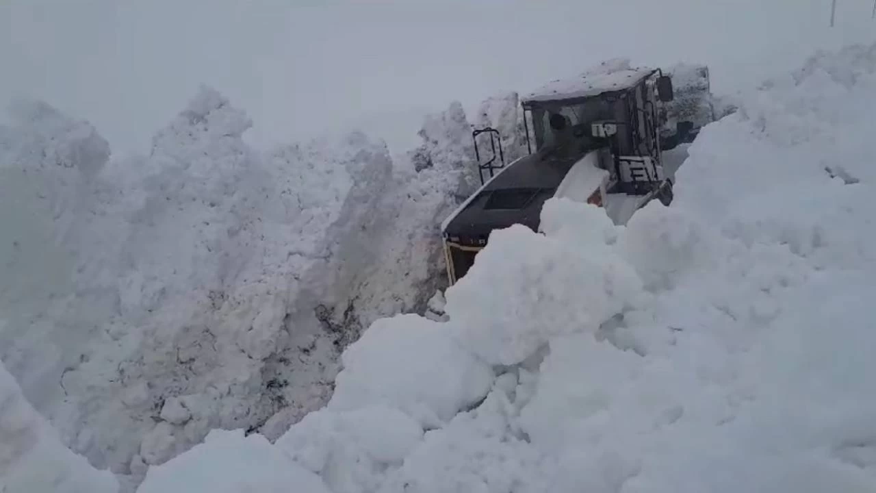 Yüksekova'da 5 metreyi geçen kar tünellerinde iş makinaları gözden kayboldu