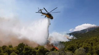  Yunanistan'�n ba�kenti Atina'n�n bat�s�nda devam eden b�y�k orman yang�n�na m�dahale eden iki yang�n s�nd�rme helikopteri havada �arp��t�