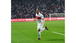 Yunus Akgn, milli formayla 3. gol sevincini yaad