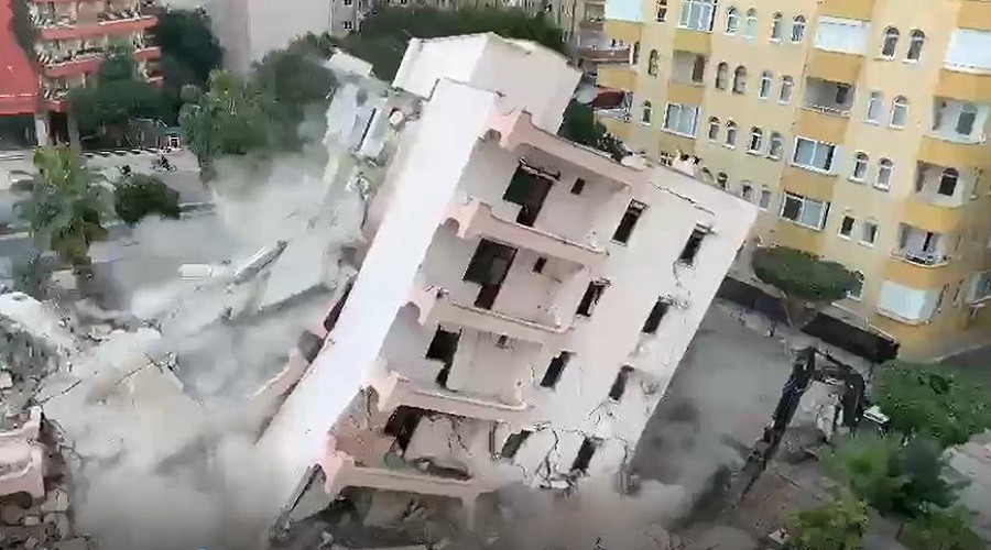 Yürekleri ağza getiren apartmanın yıkımı