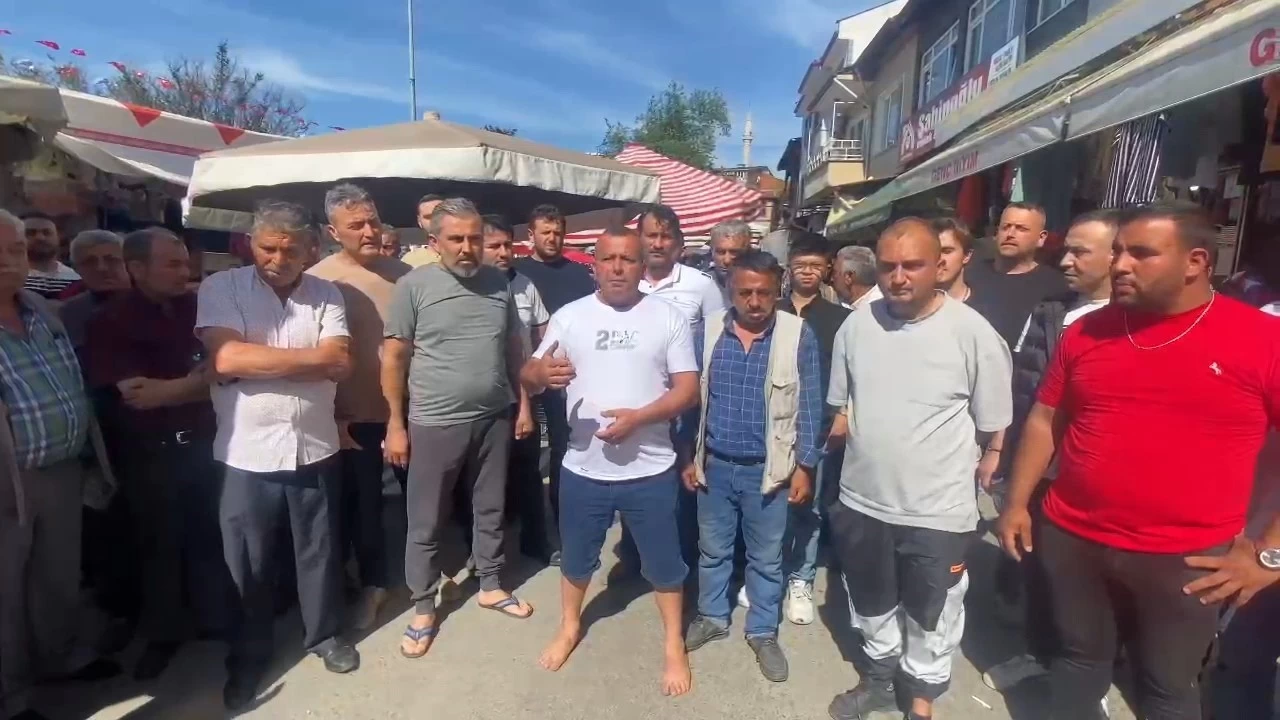 Zabıtalar ve pazarcılar birbirine girdi