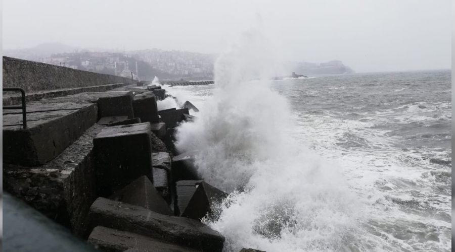 Zonguldak'ta dalgalar mendirei at