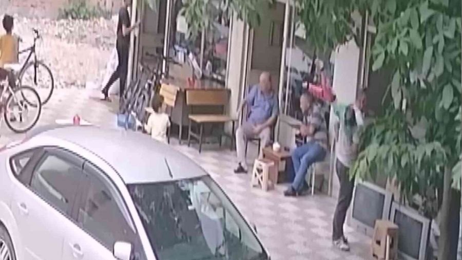 1 yaşındaki çocuk balkondan apartman görevlisinin üstüne düştü: O anlar kamerada