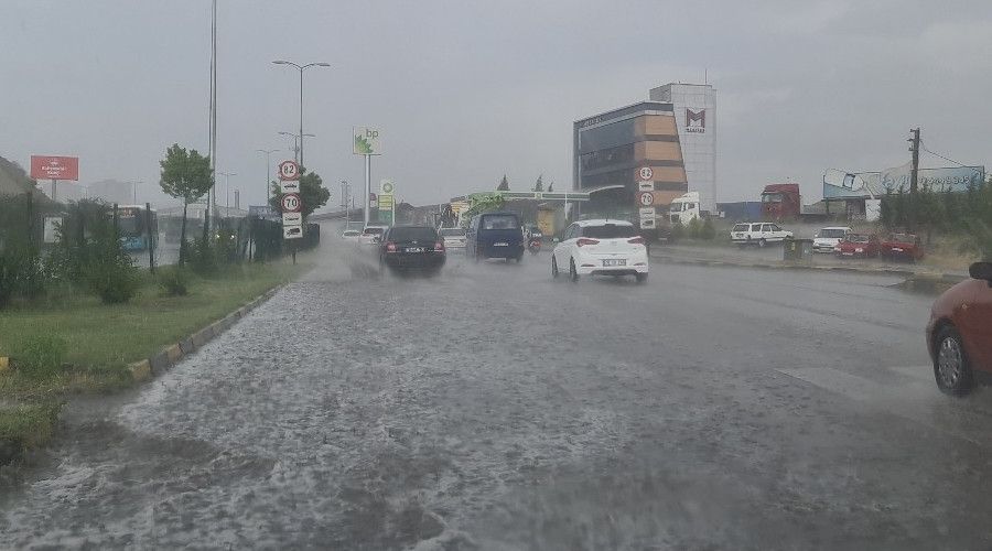 10 dakikal�k ya�mur yollar� g�le �evirdi