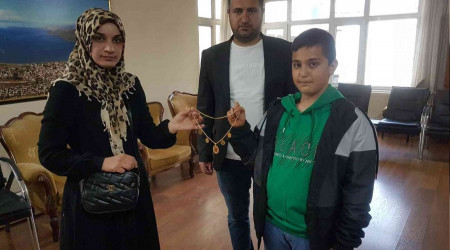 10 yaşındaki Mustafa bulduğu 50 bin TL'lik altını sahibine teslim etti