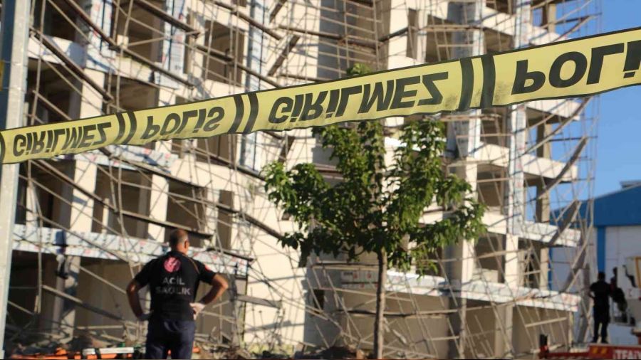 13 katlı binadaki inşaat iskelesi çöktü