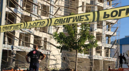 13 katlı binadaki inşaat iskelesi çöktü