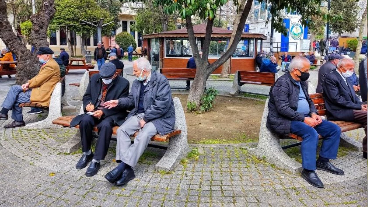 2003’te en düşük işçi emekli maaşının asgari ücrete oranı 1.47 iken 2024’te 0.61’e düştü. Aynı dönemde en düşük memur emeklisi maaşının oranı da 1.87’den 0.80’e geriledi