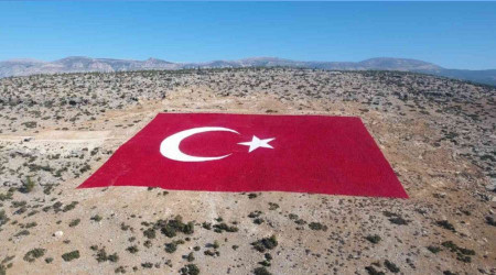 22 dönümlük araziye işlenen dev Türk bayrağı 20 günde boyandı