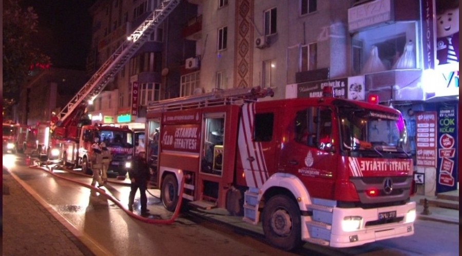 5 katlı binanın çatısı alevlere teslim oldu