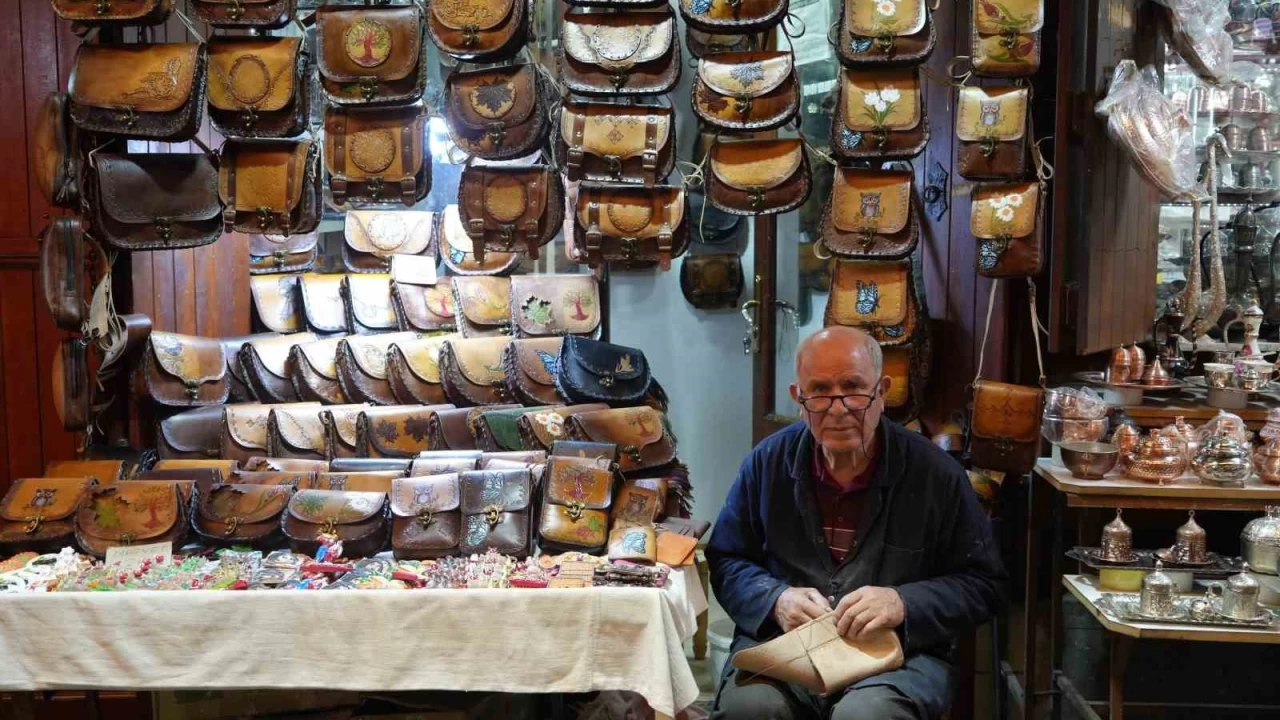 5 metrekare dükkanında 65 yıldır teknolojiye direniyor