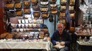 5 metrekare dükkanında 65 yıldır teknolojiye direniyor