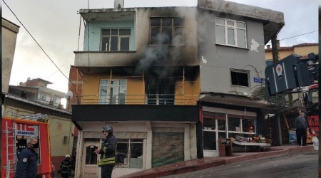 5 yaşındaki çocuk çakmakla evi yaktı