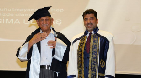 73 yaşında üniversite mezunu oldu, kep fırlattı