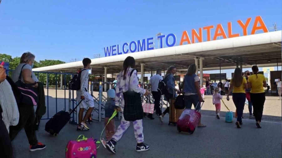 8 ayda Antalya'ya hava yoluyla 9 milyon turist geldi