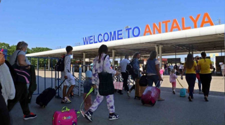 8 ayda Antalya'ya hava yoluyla 9 milyon turist geldi