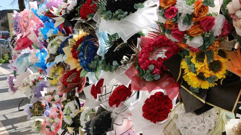 8 Mart �ncesi �i�ek�ilerde yo�un haz�rl�k