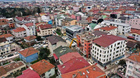 99 depreminden kalan ağır hasarlı binalar hala yıkılmadı