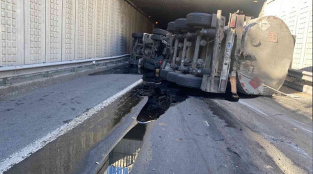 Adana'da asfalt yüklü tır devrildi