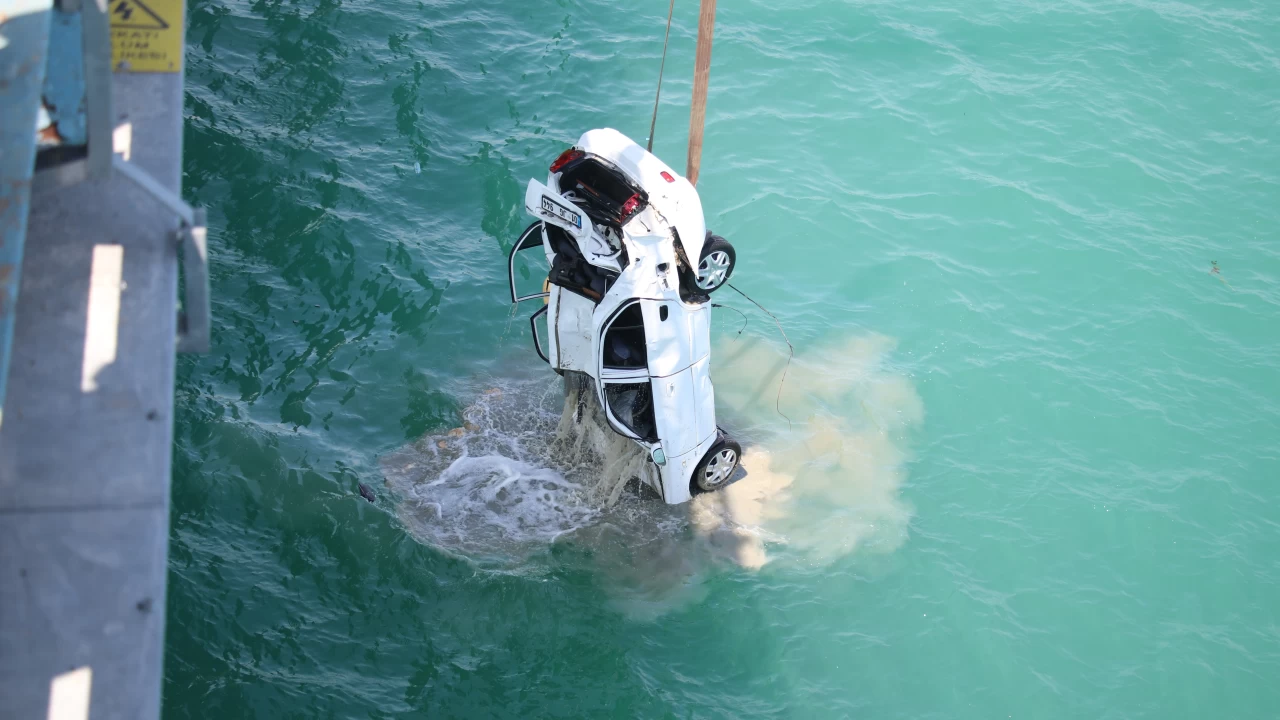 Adana'da baraj g�l�ne d��en otomobildeki ayn� aileden 4 ki�inin cesetleri bulundu