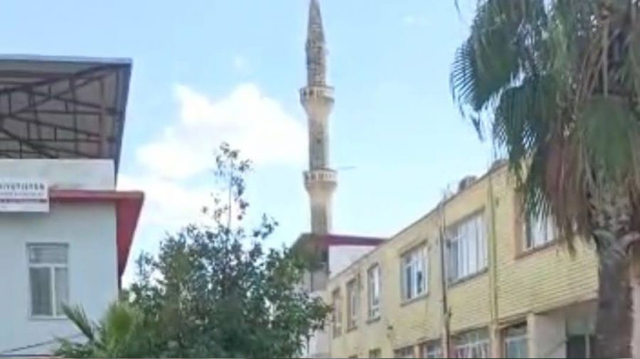 Adana'da hasarl� minare kontroll� y�k�ld�
