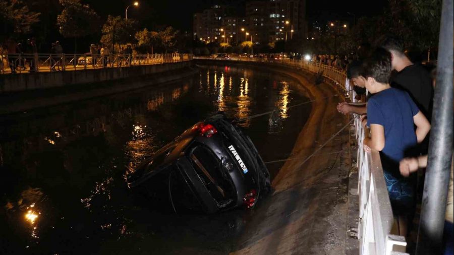 Adana'da otomobil sulama kanal�na d��t�: 1 �l�, 1 yaral�