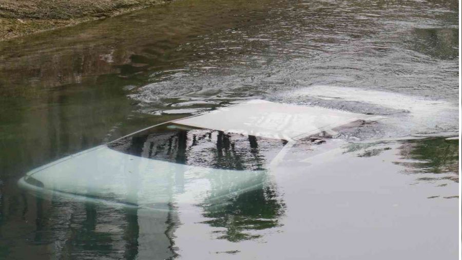 Adana'da otomobil sulama kanal�na d��t�, s�r�c� halatla kurtar�ld�