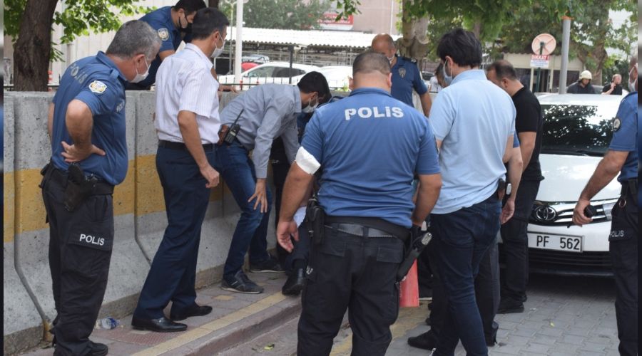 Adliye önünde kendini yakmak istedi