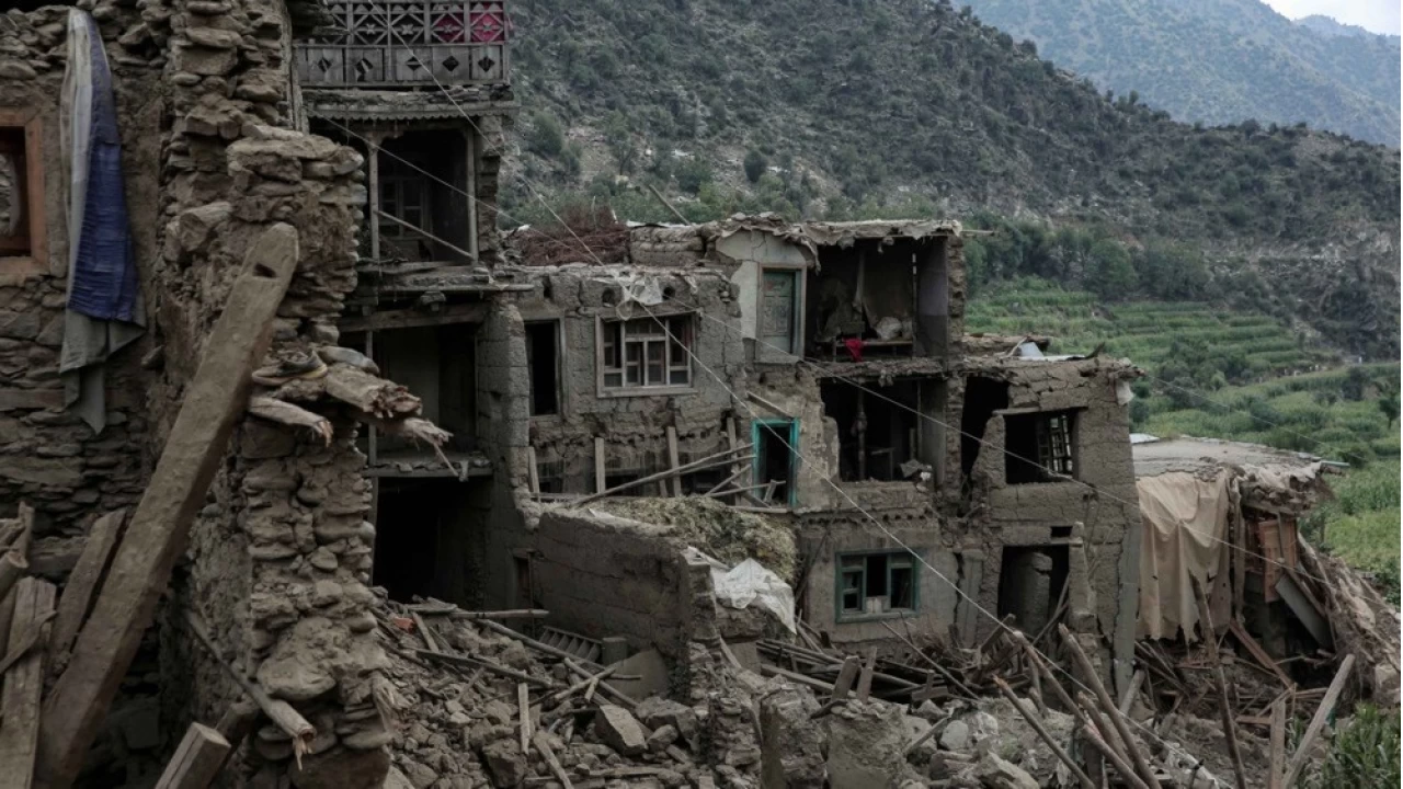 Afganistan'daki depremde can kayb 2 bini geti
