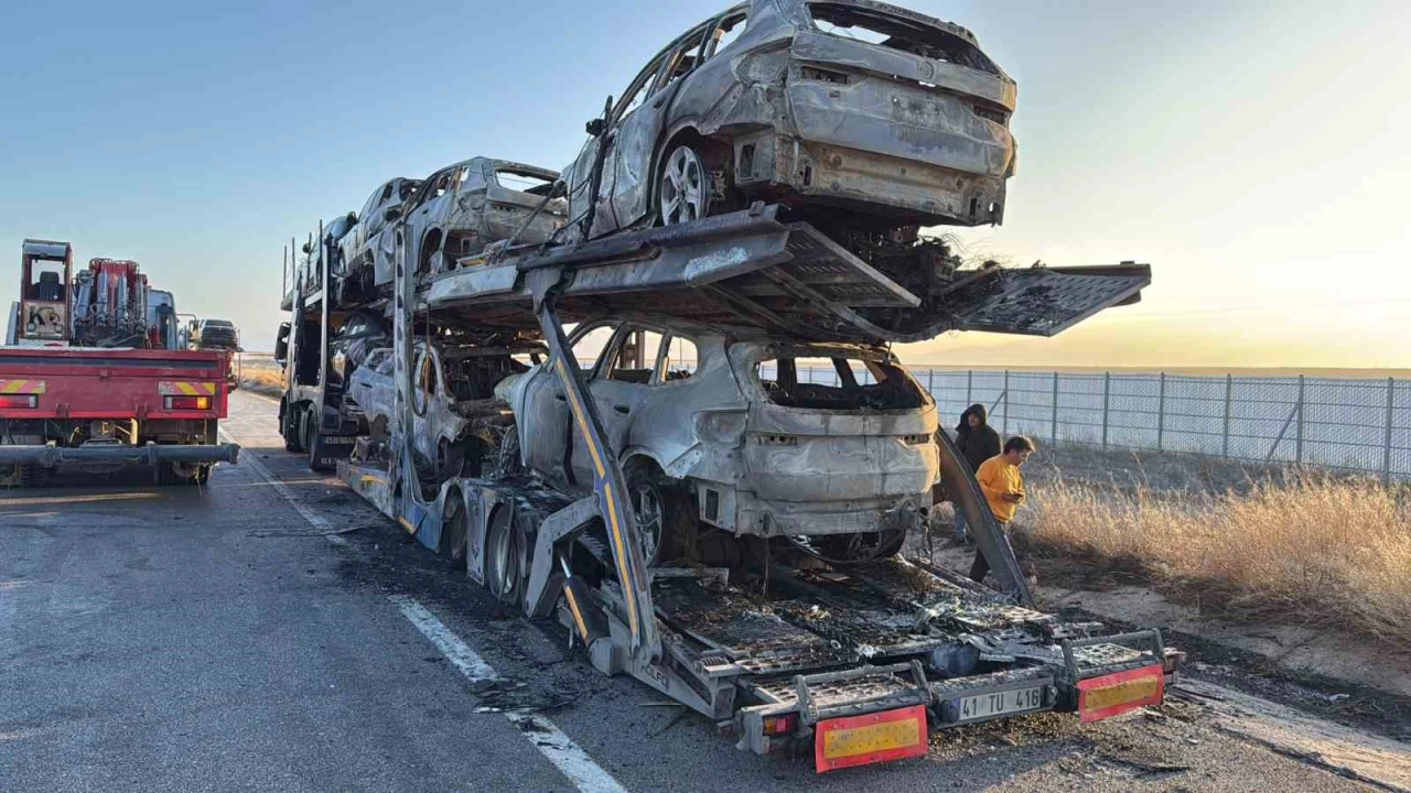 Afyon'da s�f�r kilometre l�ks ara�lar alev alev yand�