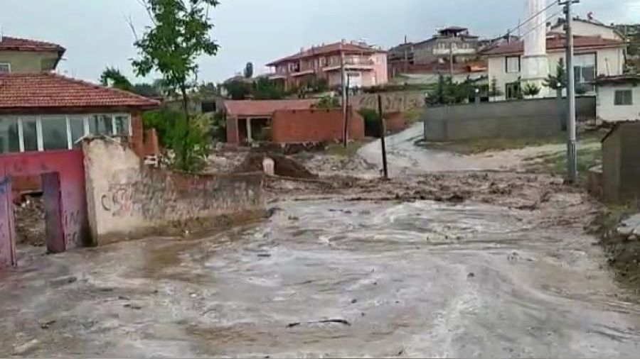 Afyonkarahisar'da bir ky sele teslim oldu