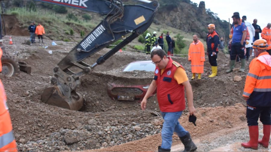 Afyonkarahisar'da heyelanda iki araç toprak altında kaldı