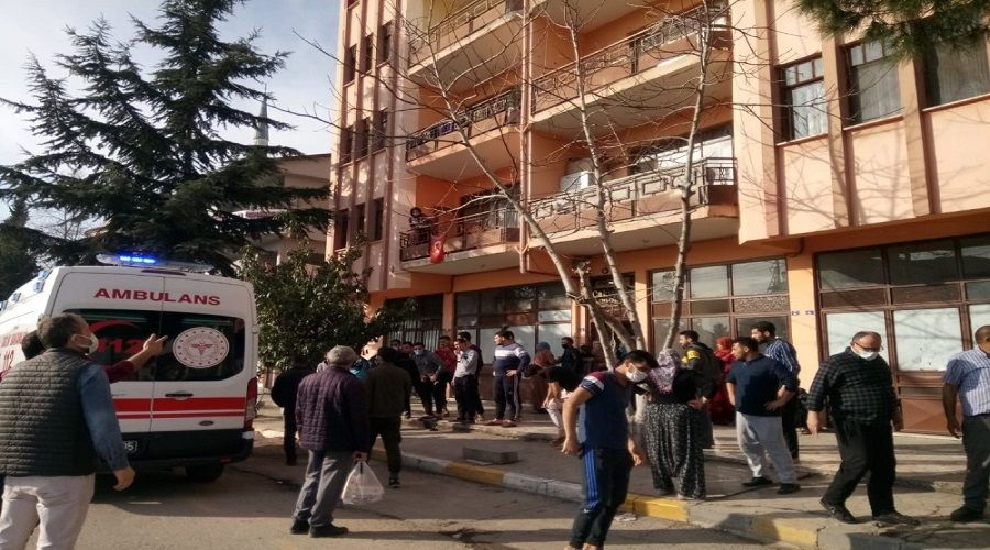 Ağaç dallarıyla hayata tutundu