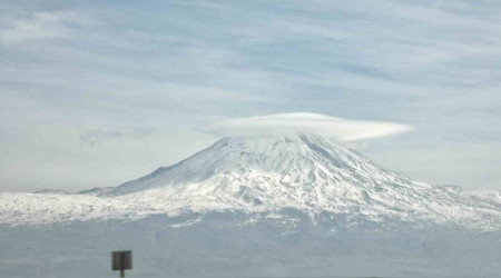 Ağrı Dağı buluttan şapkasını taktı