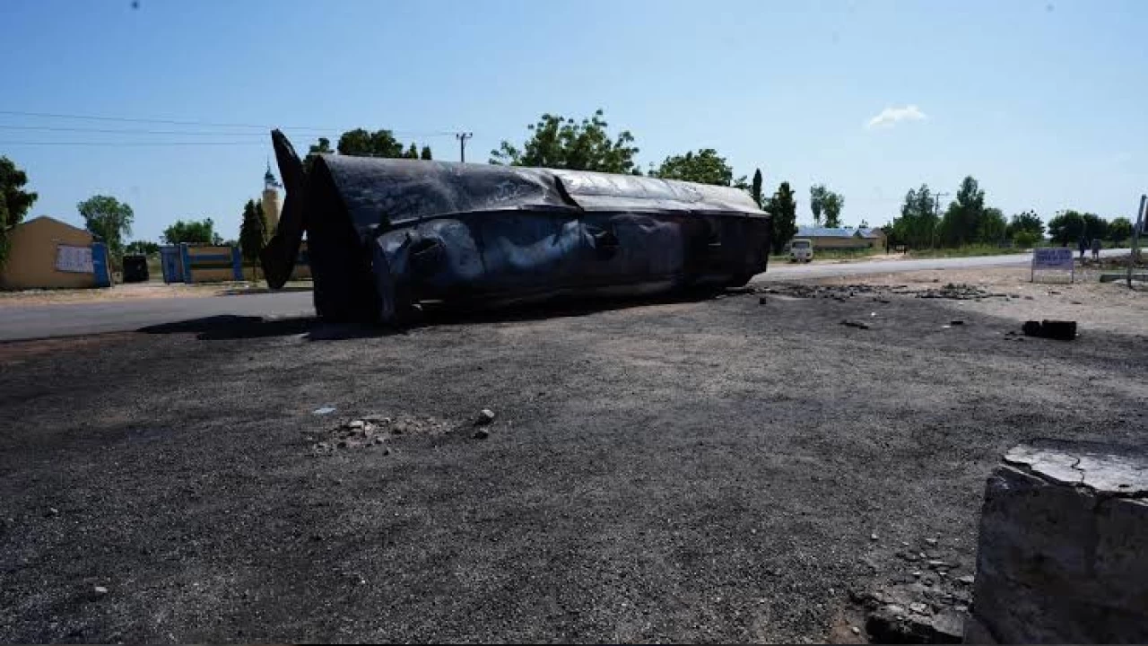 Akaryak�t tankeri patlad�: 181 �l� 