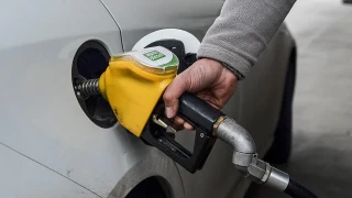  Akaryak�ta �ifte zam: Benzin ve motorin fiyatlar� yeniden y�kseldi