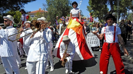 Alaçatı Ot Festivalinde renkli kortej