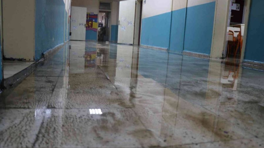Alanya'da evleri, i yerlerini ve okulu su bast