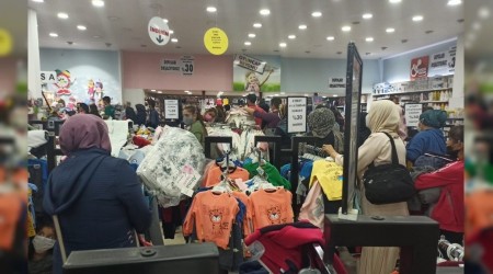 Alışveriş yaparken sosyal mesafeyi unuttular