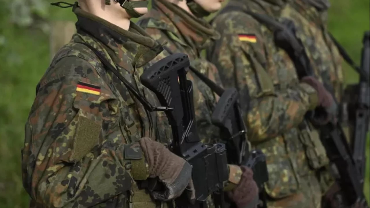 Almanya önce gönüllü yetmezse zorunlu askerlik modeline geçiyor