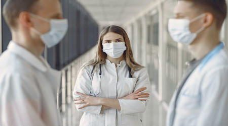 Almanya’da doktorlar, muayenehanelerde aşı zorunluluğuna mesafeli