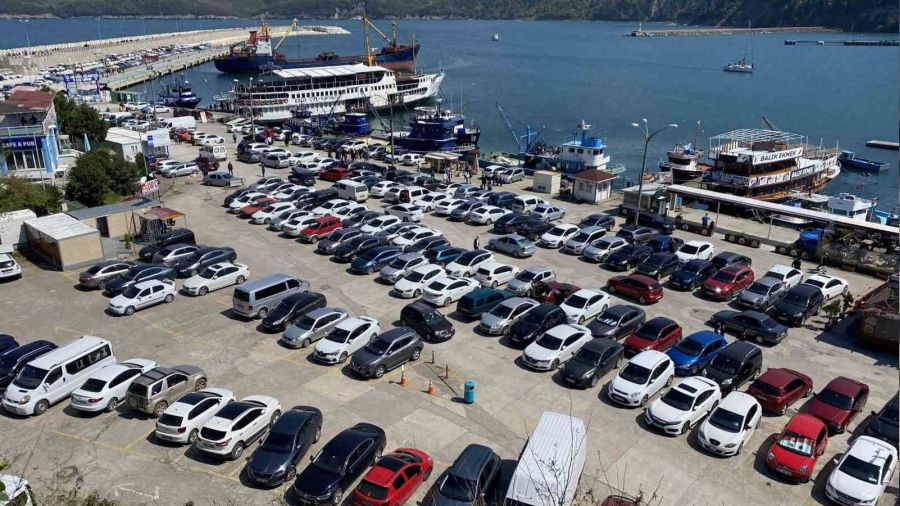 Amasra'da kilometrelerce ara� kuyru�u olu�tu