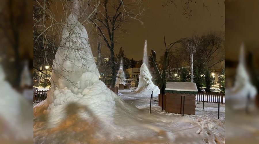 Ankara'da 4 metre b�y�kl���nde buz k�tleleri olu�tu