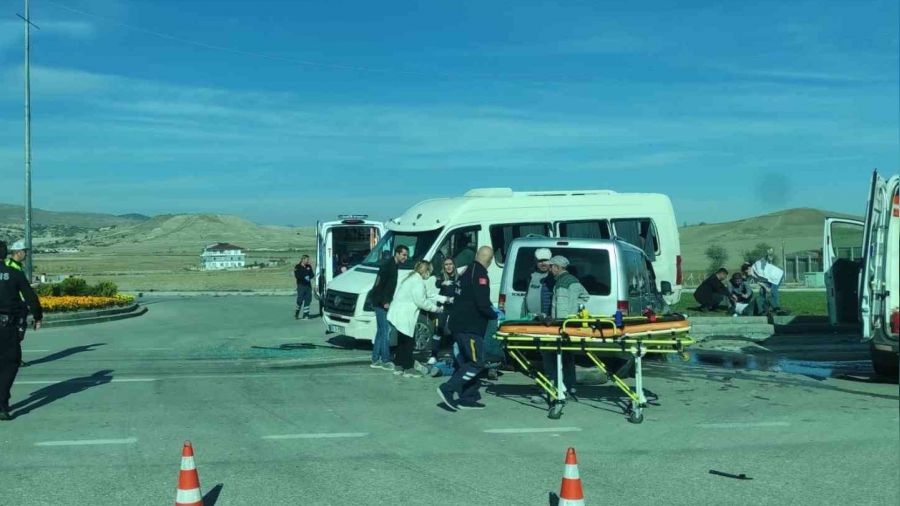 Ankara'da işçi servisi ticari araçla çarpıştı: 10 yaralı