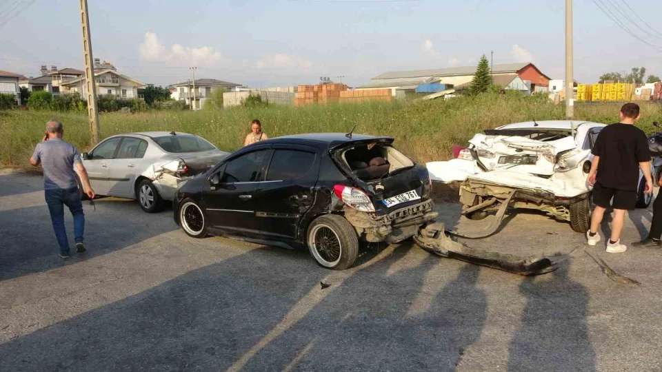 Antalya'da 4 ara�l� zincirleme kaza: 6's� turist 7 yaral�