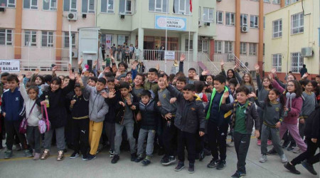 Antalya'da 5 bin 400 depremzede çocuk okula başladı