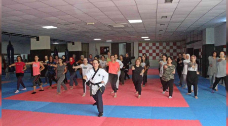 Antalya'da ev hanımları streslerini tekme ve yumruklarla atıyor