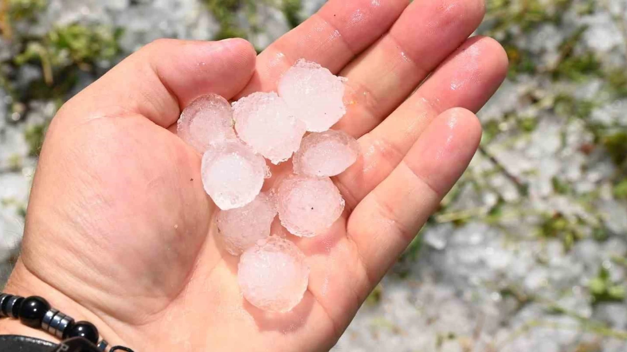 Antalya'da fırtına ve dolu tarım alanlarını vurdu