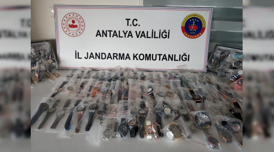Antalya�da ka�ak saat operasyonu